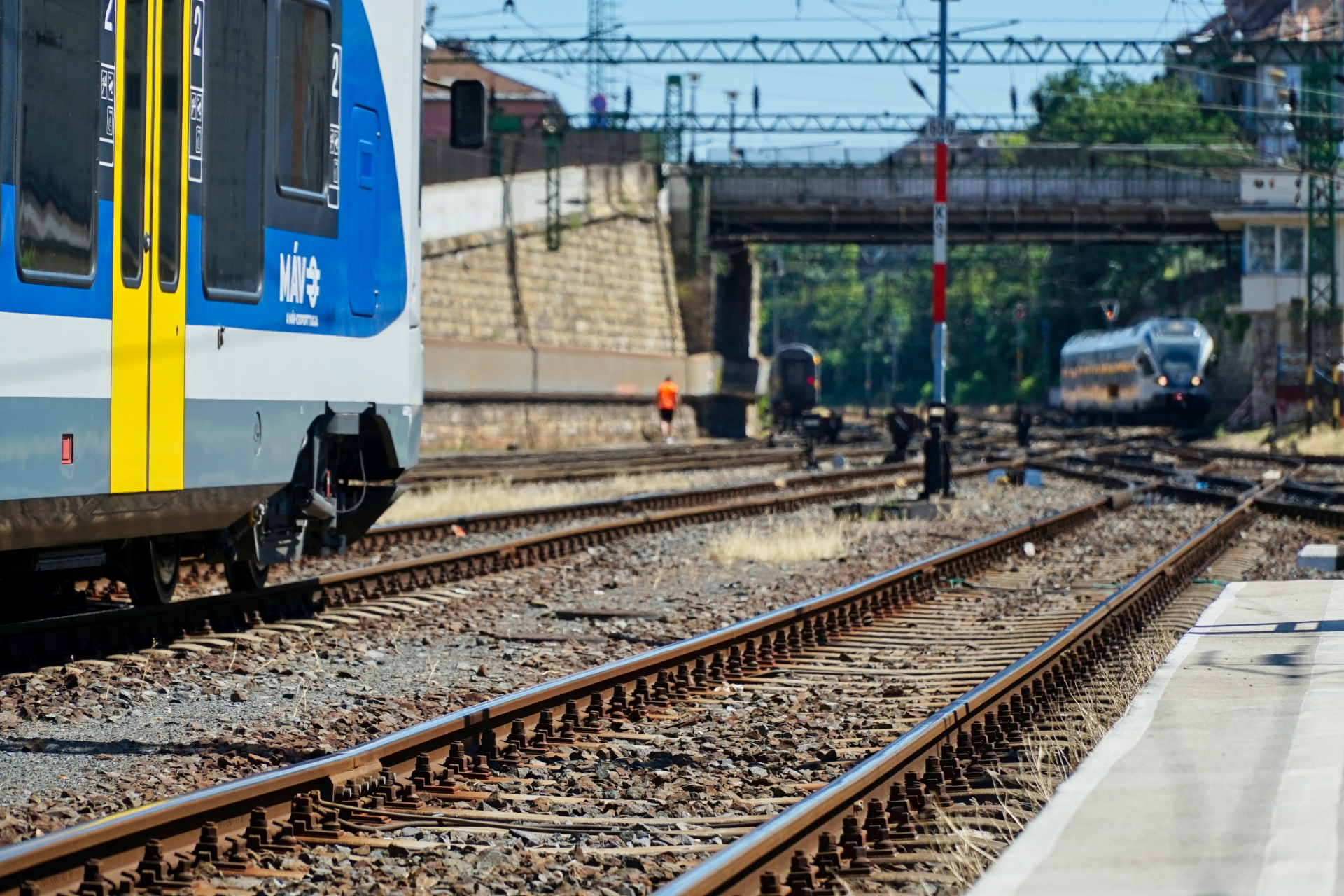 Climate-resilient rail networks: Parametric makes emerging wheel–rail stress visible